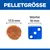 Vergelijking van pelletgrootte: rond pellet met diameter 17,5 mm naast een blauwe kubus met een ribbe van 16 mm.