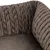 Gros plan sur le tissu en velours matelassé marron d’un panier ou coussin pour animal, avec motif en losanges visibles sur les rebords.