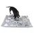 Chien noir sur tapis d’activités en tissu gris avec différentes zones de jeu, franges et cordes visibles. Plusieurs compartiments et textures sont présents sur le tapis.