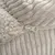Detail van een huisdierbed met zichtbare ritssluiting, zachte pluche stof en geribbelde textuur. Materiaal: stof en kunststof rits.