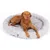 Rundes, graues Hundebett mit weicher Polsterung und gestricktem Design. Hund liegt entspannt darauf. Sichtbares Logo auf der Seite des Bettes.