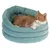 Rode en witte kat ligt in een turquoise, gevoerd huisdierenbed met rond design.