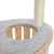 Plateau en bois clair avec revêtement gris et trou central, poteau recouvert de corde sisal fixé sur le côté, partie d’un arbre à chat visible.