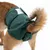 Cane con pannolino verde per cani con fascia elastica e chiusura in velcro. Il prodotto mostra la vestibilità e il design del pannolino.