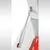 Molla a gas in metallo per apertura sicura e stabilizzazione di sportelli o porte, montata su mobile bianco.