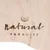 Natural Paradise. Holzstruktur mit Logo und Schriftzug.