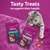 Két Whiskas macska jutalomfalat csomag: Pounce & Play és Relax & Unwind, 45 g-os kiszerelésben, mellettük szürke cica és néhány falat. Látható angol nyelvű reklámszöveg.