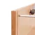 Detailansicht einer Holzplatte mit montierter Metallstange und Schraubmechanismus.