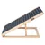Houten ramp met grijze tapijtbekleding en verstelbare helling, geschikt voor huisdieren. Zichtbaar logo: T&D.