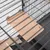 Plateforme en bois clair fixée à l’intérieur d’une cage métallique, logo NEO visible sur le coin de la planche.