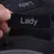 Etichetta nera in velcro con la scritta 'Lady', tenuta in mano.