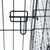 Vue détaillée d'une fermeture en métal noir sur une cage grillagée, montrant le verrouillage sécurisé du mécanisme de porte.