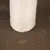 Détail d’un poteau recouvert de corde en sisal sur une base en carton ondulé, matériaux visibles du griffoir pour chat.