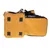 Sac de transport jaune pour animaux, vu de dessous avec quatre patins antidérapants noirs et parties en maille noire visibles sur le dessus.