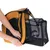Sac de transport pour animaux en tissu jaune et noir, parties en maille noire, une personne ouvre la fermeture éclair latérale. Animal visible à l’intérieur du sac.
