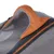 Detail van een draagtas met oranje handvat en grijze mesh-stof, zichtbaar ritsgedeelte. Materiaal: textiel en gaas.