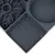 Vue rapprochée d’un plateau en plastique gris avec compartiments de formes variées : alvéoles hexagonales, picots et zone ronde lisse.