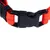 Gros plan sur une boucle en plastique noir d’un collier pour animal, sangle orange avec surpiqûres grises visibles.