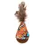 Jouet pour chat en tissu à motifs colorés, base ronde marron, décoré de plumes naturelles sur le dessus. Matériaux visibles : tissu, plumes, base en matière synthétique.