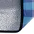 Närbild av material med silverisolering och blårutigt tyg. Texturerna på båda materialen är synliga.