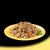 Plato amarillo con trozos de carne, guisantes, zanahorias y guarnición de hierbas. Imagen de comida húmeda para mascotas.