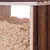 Holzbehälter mit transparentem Fenster, gefüllt mit hellen Holzspänen. Sichtbar sind die Struktur der Späne und die Holzmaserung des Behälters.