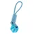 Juguete de cuerda azul y blanca con pelota de plástico azul, apto para juegos de tirar y lanzar.