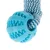 Juguete para perro azul con pelota de goma con protuberancias y cuerda trenzada en azul y blanco.