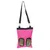 Bolsa de heno rosa con dos ventanas transparentes y correa de transporte negra ajustable, rellena de heno. Bolsa de heno rosa con dos ventanas transparentes y correa de transporte negra ajustable, rellena de heno.