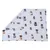 Couverture en tissu blanc à motifs de chiens et de chats, fond à pois gris. Un coin est replié pour montrer l’envers du tissu.