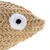 Legetøj i fiskeform af flettet naturmateriale med hvidt filtøje og sort prik.