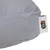 Étiquette blanche avec le texte visible « TIAKI » sur un coussin en tissu gris.