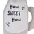 Dekoratives Stofftier mit gesticktem Text 'Home Sweet Home' und zwei herzförmigen Applikationen mit Karomuster.