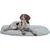 Chien allongé sur un grand coussin gris à motifs quadrillés, montrant la taille et l’utilisation du coussin pour animaux.