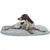 Chien allongé sur un coussin rectangulaire gris, surface lisse et bords légèrement matelassés, sans marque visible.