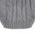 Gros plan sur un tricot gris à torsades avec bordure côtelée, matière textile visible.