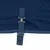 Detailweergave van een blauwe stof met verstelbare riem en metalen sluiting.