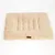 Beiges, gepolstertes Kissen mit strukturierter Oberfläche und braunem Lederetikett. Rechteckige Form, geeignet als Unterlage oder Polster. Beiges, gepolstertes Kissen mit strukturierter Oberfläche und braunem Lederetikett. Rechteckige Form, geeignet als Unterlage oder Polster.