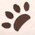 Primer plano de un bordado de pata marrón sobre tela de felpa blanca, posiblemente parte de un producto para mascotas.