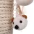 Juguete de peluche con orejas marrones y ojos negros, sujeto a un poste de sisal. Incluye plumas para mayor diversión.