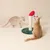 Zwei Katzen interagieren mit einem Kratzspielzeug in Zuckerstangenform, bestehend aus Sisal und Stoff auf einer grünen Basis.