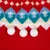 Nahaufnahme eines gestrickten roten Stoffes mit blau-weissen Mustern und drei weissen Pompons als Dekoration.