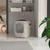 Beige Katzenklo mit Sichtfenster und abnehmbarem Deckel, platziert in einer modernen Wohnung neben Regalen mit Handtüchern und Dekorationsgegenständen.