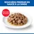 Bouchées Premium en sauce à la dinde, servies sur une assiette blanche. Cercle rouge avec texte : Bouchées en sauce. Bouchées Premium en sauce à la dinde, servies sur une assiette blanche. Cercle rouge avec texte : Bouchées en sauce.