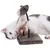 Gato branco brinca com brinquedo de tecido para gatos, composto por um rato e penas numa base quadrada.