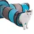 Spielzeug-Tunnel aus blauem und braunem Stoff mit Netzdetails, eine weisse Katze tritt aus dem Tunnel heraus.
