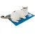 Gatto bianco sdraiato su un tappetino refrigerante blu con un logo bianco nell'angolo. Il tappetino serve a regolare la temperatura.