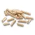 Stapel beige cilindervormige pellets, los op een witte achtergrond. Materiaal lijkt samengeperst plantaardig vezel of hout. Geen merknaam of tekst zichtbaar.