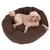 Braunes, rundes Hundebett mit einem liegenden Hund. Weiches, gepolstertes Design für Komfort sichtbar.