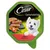 Cesar Gartenvielfalt mit Rind und Gemüseauswahl. Abgebildet: Hund, Fleischstücke, Paprika, Erbsen und Karotten.